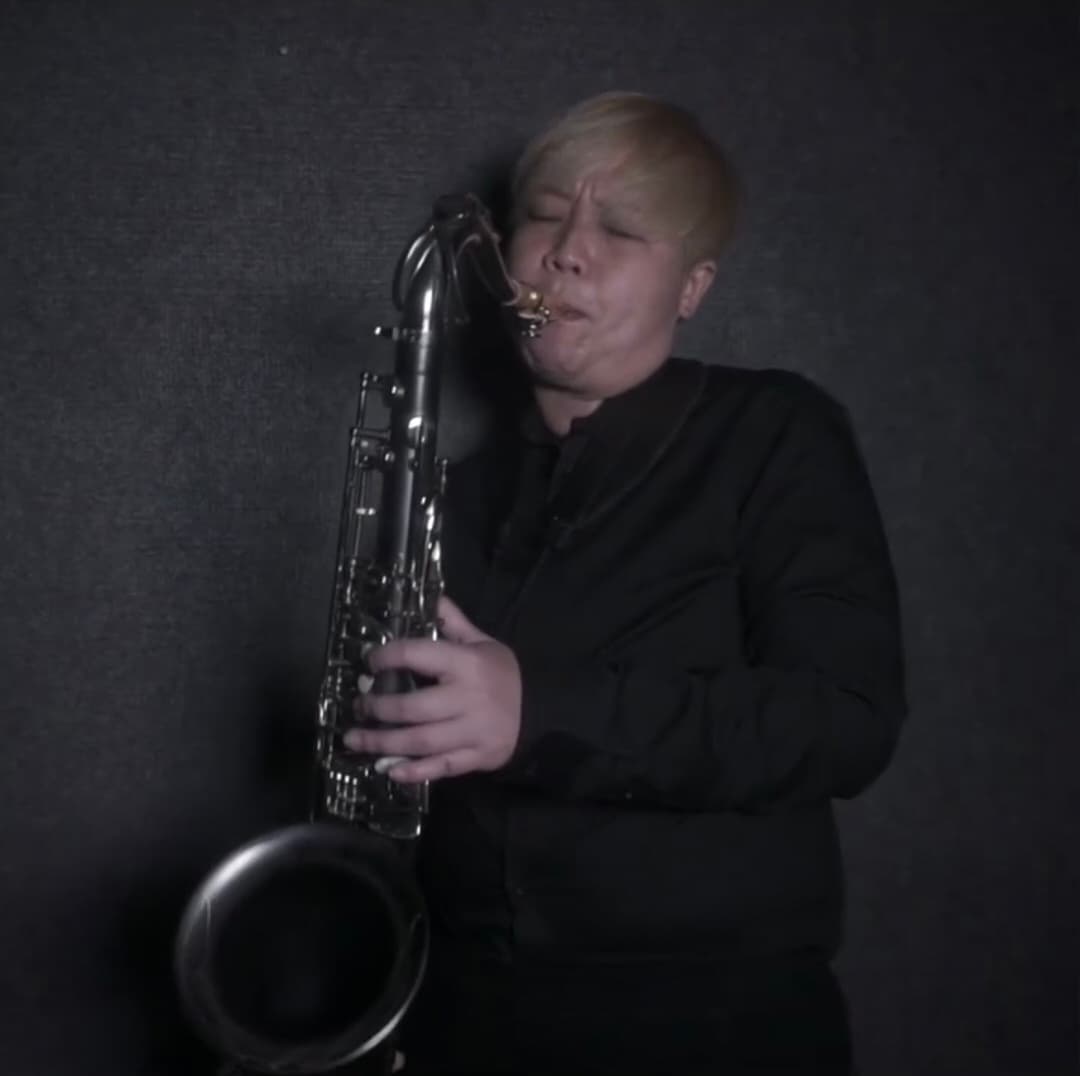 Hanny Maeda playing saxophone
